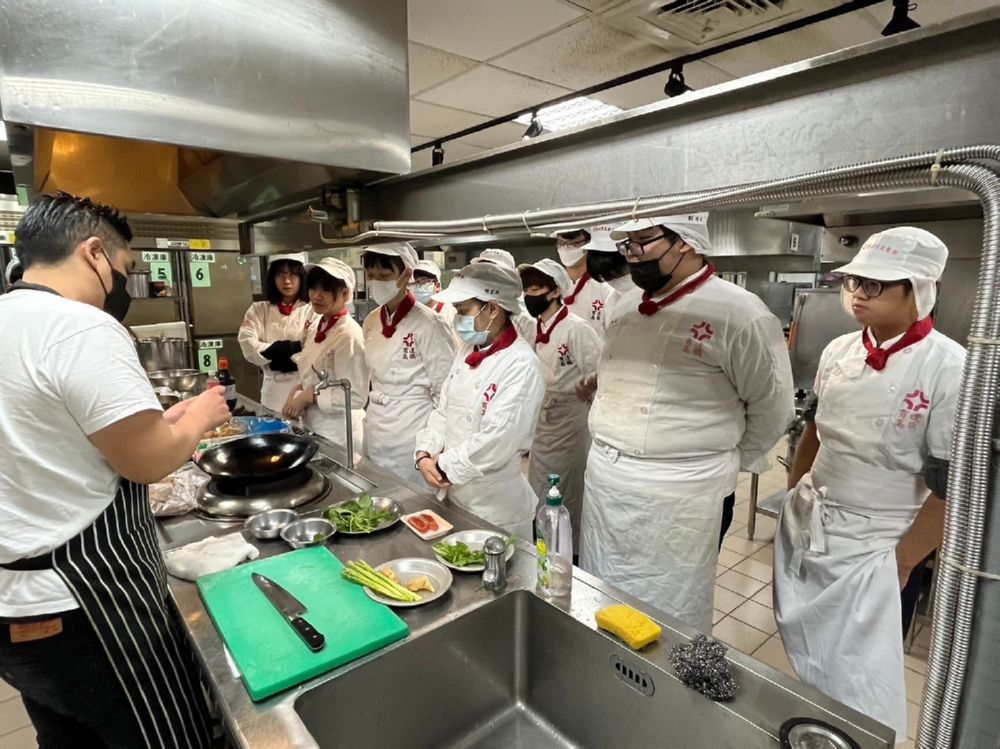 餐飲管理科學習異國料理 攜手業師教學讓學生體驗更多元餐飲文化