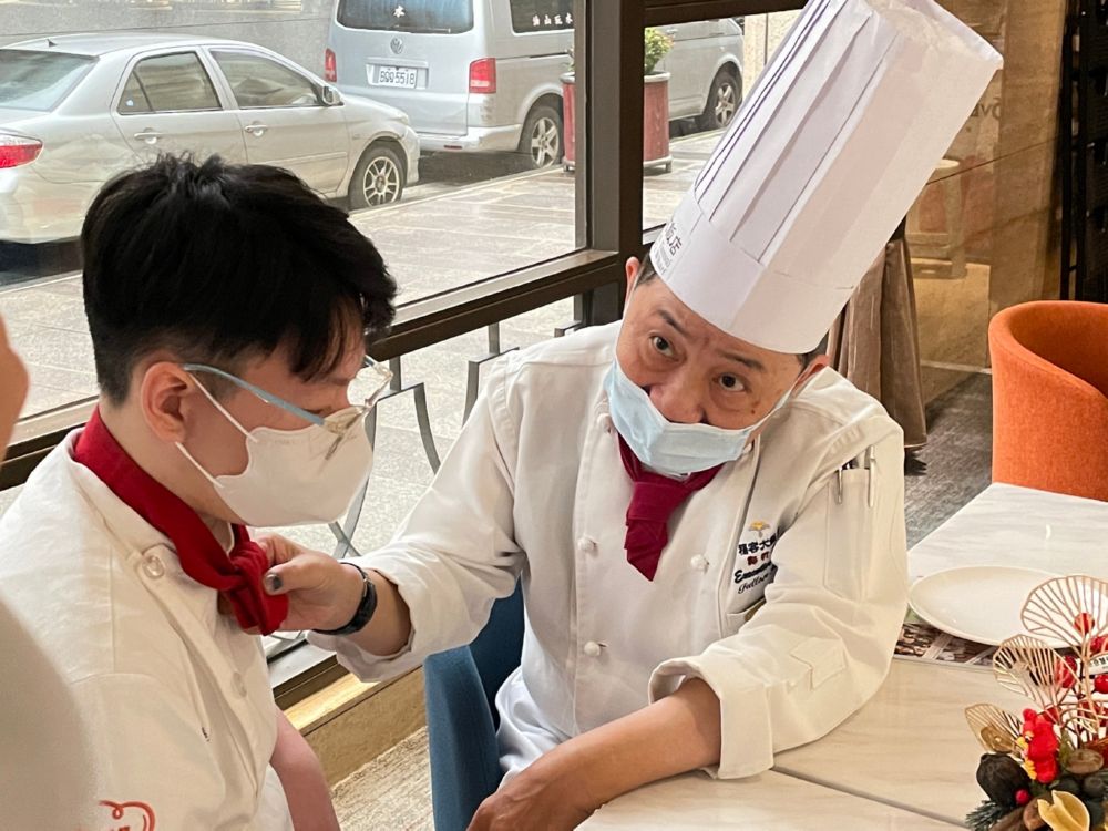 餐飲管理科師生團隊 新春前拜訪王牌主廚阿基師 鼓勵同學多學習！
