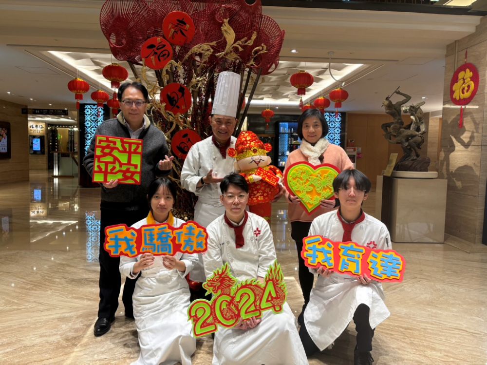 餐飲管理科師生團隊 新春前拜訪王牌主廚阿基師 鼓勵同學多學習！